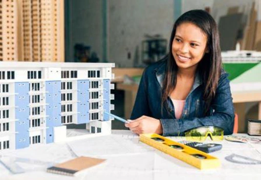 Obitelj savjetuje s posrednikom za stambene kredite