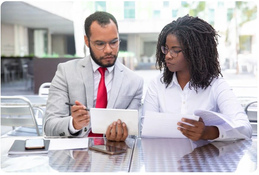 Poduzetnik u razgovoru s financijskim savjetnikom